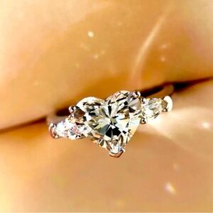 Elegant Silver plated Heart-Shaped Zirconia Solitaire LUXURIOUS Ring!! Sz 5 NWT